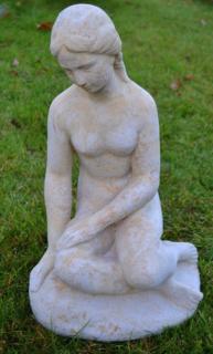 Dívka sedící - kamenná socha z pískovce