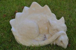 Drak ležící - kamenná socha z pískovce