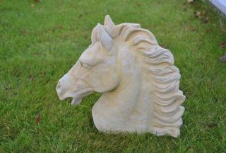 Hlava koně - kamenná socha z pískovce