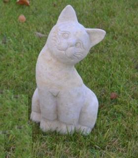 Kočka - kamenná socha z pískovce