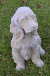 Pes kokršpaněl - kamenná socha z pískovce