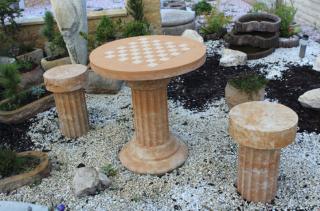 Venkovní šachový stolek z kamene a zahradu