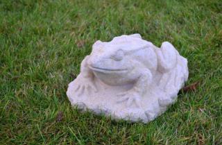 Žába na podstavci - kamenná socha z pískovce