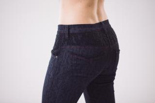 PINIA jeans černé s plastickým vzorem a krajkou Velikost: 42/XL