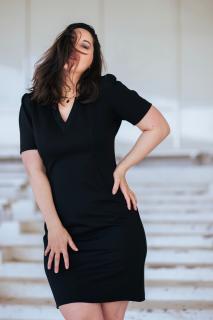 Pouzdrové úpletové šaty s řaseným rukávkem černé Velikost: 42/XL