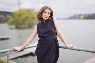 Viola vlněné šaty bez rukávu s páskem šedá kostka Velikost: 40/L