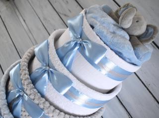 Čtyřpatrový plenkový dort I. Barva dortuNEdortu: Modro - šedý s modrým sloníkem, Velikost: Miminko se narodilo a jsou mu 3 měsíce