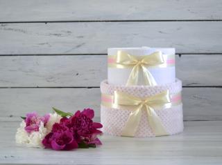 Dvoupatrový plenkový dort I. Barva dortuNEdortu nebo vzor deky: Růžová, Velikost: Miminko se narodilo a jsou mu 3 měsíce