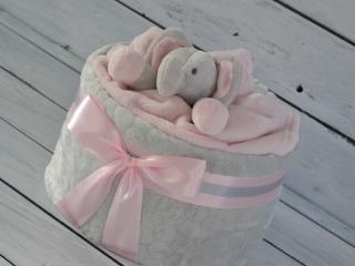 Jednopatrový plenkový dort XI. zdobený sloníkem usínáčkem Barva dortuNEdortu nebo vzor deky: Růžová mašle a náplň pro holčičku, Velikost: Miminko se…