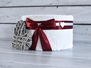 Jednopatrový ručníkový dort pro dámy II. Barva: Smetanová s vínovou mašlí