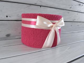 Ručníkový dort plný sladkostí Barva ručníku a stuhy: Růžový ručník, smetanová mašle, Velikost: Menší