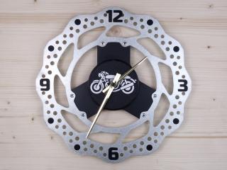 Motorkářské hodiny s motivem café racer jako dárek pro motorkáře