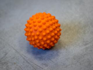 Tvrdý gumový masážní míček SPIKY BALL s trny