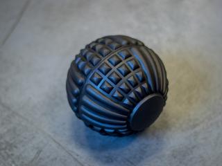Velký gumový masážní míček GRID BALL