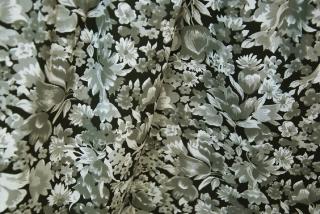 Strečová bavlna šedé květy, černá
