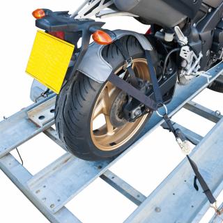 Bezpečnostní popruh pro uchycení zadní pneumatiky při transportu