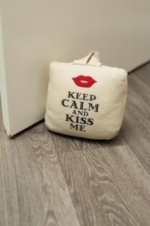 Dveřní zarážka   Keep Calm and Kiss  - 17*17*10 cm