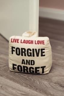 Dveřní zarážka   Live Laugh Love - 17*17*10 cm