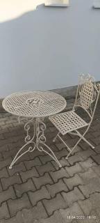 Zahradní stolek+ židle - Ø 70*74 / 1x Ø 40*47*94 cm