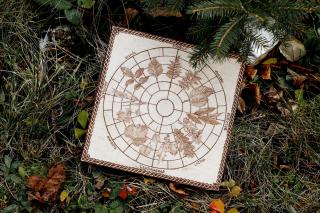 Hra Druidský Fidchell, DUIBHNE dřevěné hrací kameny: dub, buk, jasan, topol, vrba .., král: menhir z přírodního křišťálu