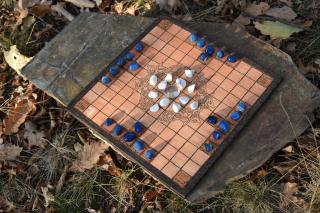 Hra Hneftafl - 2 hry, GORM dřevěné hrací kameny: dub, buk, jasan, topol, vrba ..