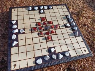 Hra Hneftafl - 2 hry, GORM kámen král: čirá záhněda, kameny obránce: rudý jaspis, kameny útočník: bílý magnezit