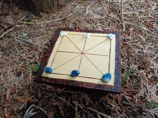 Hra Tres Lineatae, BARBARICUM dřevěné hrací kameny: dub, buk, jasan, topol, vrba ..