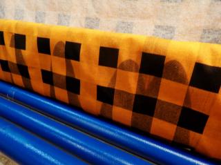 FLANEL 165 (K6 kostky velké oranžově-černé) -150cm / VÝPRODEJ II. JAKOST