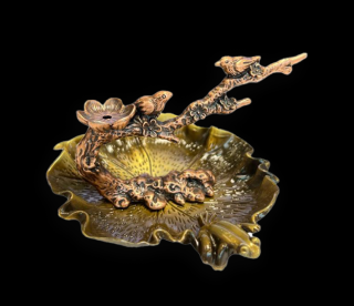 Mani Bhadra Stojan na vonné kužely Tekoucí dým Jezírko se žábou a ptáčci (odstín bronz), 10,5 x 5 cm