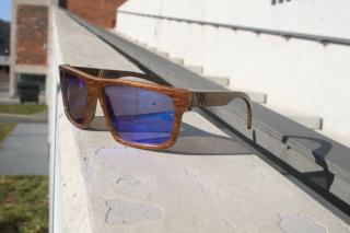 Dřevěné brýle Model 6 Barva dýhy: Indická třešeň, Barva fóiler: Světle černá polarizační
