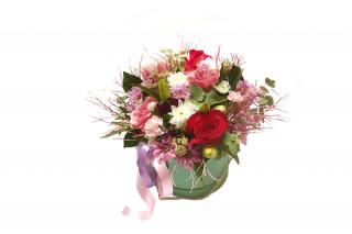 Flowerbox Valentyna - růže, eucalypt, lilie, chrysantéma Velikost: M