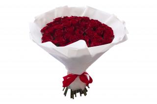 Ivana - kytice rudých růží v bílém papíře Velikost: L