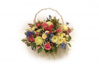 Jarní košík Žofie: růže, chryzantéma, delphinium, alstromerie, ginster Velikost: L