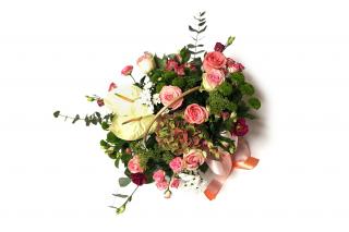 Košík Lenka - anturie, růže, hortenzie, chrysantéma, eustoma Velikost: M