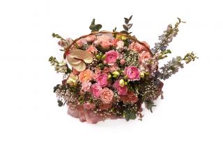 Květinový koš Laura - růže, anturie, rannunculus, delphinium, gypsofila Velikost: L