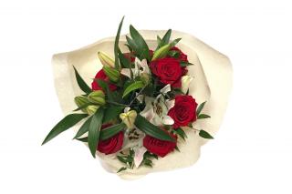 Kytice Karolína - lilie, růže, ruscus Velikost: S