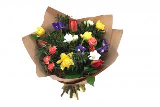 Kytice Katrin - iris, narcis, tulipán, frézie, minikarafiát, pistácie Velikost: L
