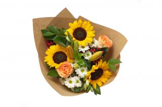 Kytice Zuzana: slunečnice, růže, chrysantéma, hypericum, alstromérie Velikost: L