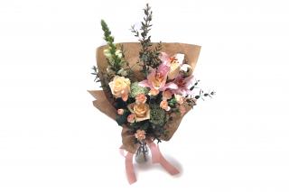 Narozeninová kytice Monika - lilie, růže, hledík, minikarafiát Velikost: L