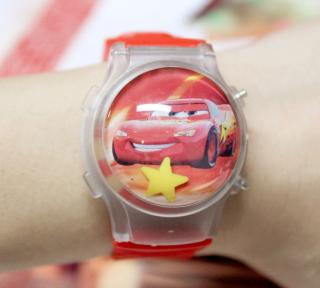 Dětské 3D digitální hodinky Auta Blesk McQueen červené