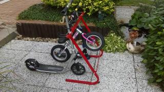 Stojan pro dětská kola, koloběžky a odrážedla (KS-810) Počet stání: pro 5 kol, Povrchová úprava: žárový zinek