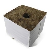 Agra-Wool kostka 10*10 cm s malou dírou 2,8 cm, krabice 120 ks