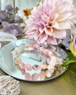 Náramek z minerálu růžový opal - jemné oblázky