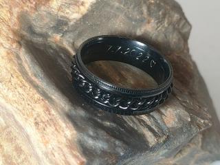 Černý prsten z chirurgické oceli s řetězem s vlastním motivem SR221 Velikost: 10