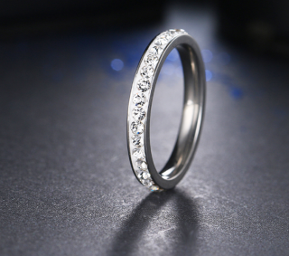 Decentní prsten z chirurgické oceli s malými zirkonky s bílým pozadím SR000049 Velikost: 9
