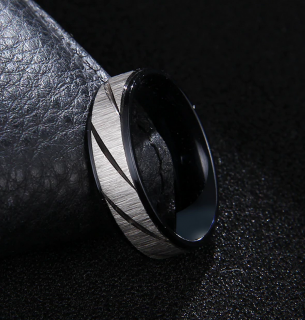Prsten z broušené chirurgické oceli Stripy- černý SR000106 Velikost: 10