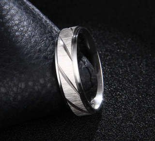 Prsten z broušené chirurgické oceli Stripy- stříbrný SR000104 Velikost: 10