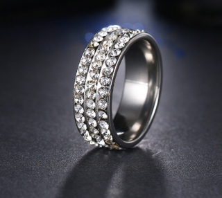 Stříbrný prsten z chirurgické oceli s malými zirkony čiré barvy- 8 mm SR000044 Velikost: 10