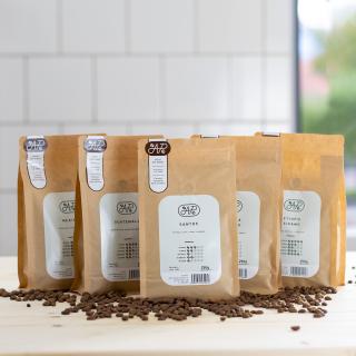 Balíček káv Doporučujeme 5 x 250g - Mletí: Středně-hrubě mletá káva – pro dripper, chemex, aeropress či vacuum pot (mletí zpoplatněno), Váha: 250g