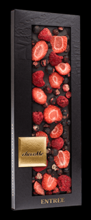 Čokoláda chocoMe - Hořká čokoláda s černým rybízem, malinami a plátky jahod 110 g